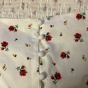 NWT Kivenst White Top with Red Roses & Yellow flowers smocked back